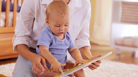 bebe con libro en mano